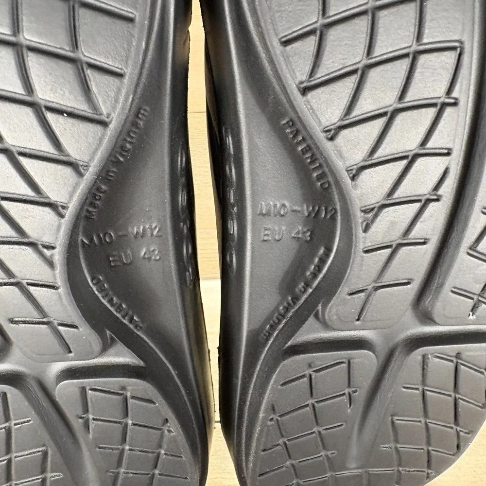 OOFOS OOriginal Mens size 10 shoes Black Recovery Slip On flip flop sandals